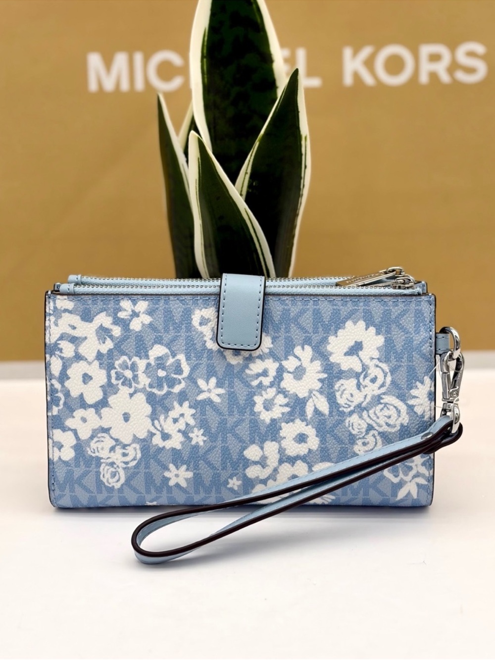 MICHAEL KORS Jet Set Travel Large Printed Signature Logo Wristlet Wallet - Picture 4 of 10